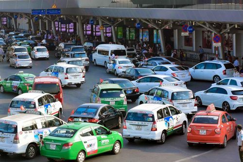Siết taxi công nghệ, người sử dụng bị thiệt?