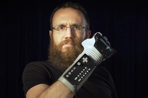 Chơi game bằng găng tay Power Glove của Nintendo