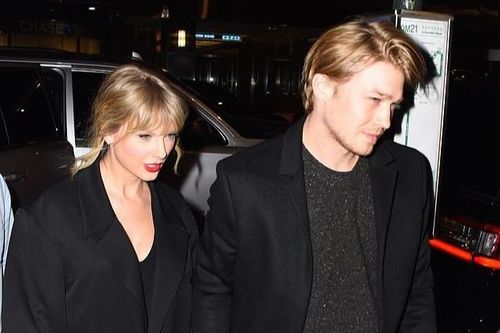 Taylor Swift và bạn trai né ống kính