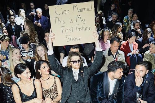 Chàng trai giơ bìa carton, ngồi ghế đầu show Dolce & Gabbana là ai?