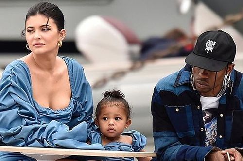 Kylie Jenner và bạn trai đưa con gái đi chơi