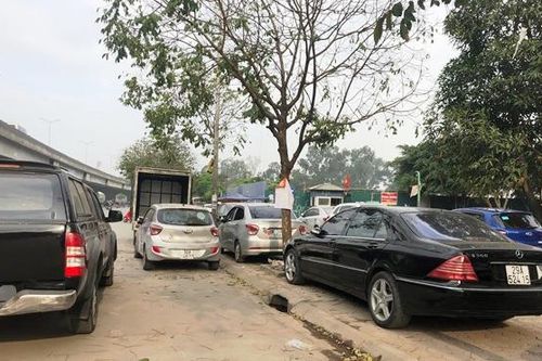 Hàng loạt phương tiện vi phạm, gây cản trở giao thông trên đường Nguyễn Xiển