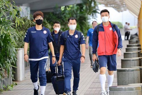 Các cầu thủ TP.HCM chủ động phòng dịch Covid-19 trước trận AFC Cup ở Singapore