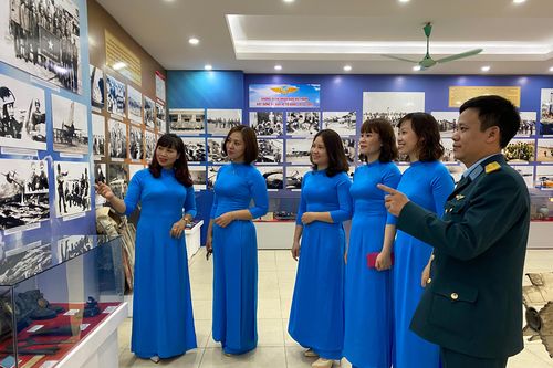 Trưng bày hơn 400 ảnh, tư liệu, hiện vật 'Những cánh bay bảo vệ bầu trời'