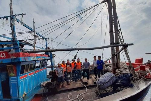 Cứu tàu cá cùng 6 ngư dân gặp nạn ở Nghệ An