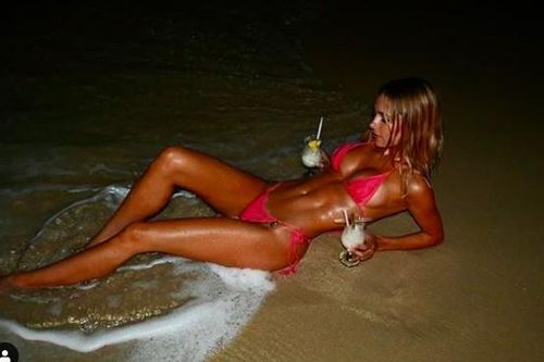 Vóc dáng săn chắc đẹp như tạc tượng của Kimberley Garner