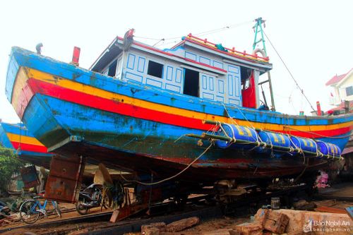 Trục vớt thành công tàu cá bị chìm ở Nghệ An