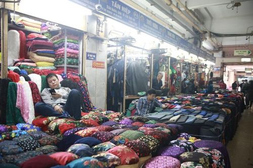 Chợ buôn bán sầm uất nhất Hà Nội 'đóng băng' vì dịch COVID-19