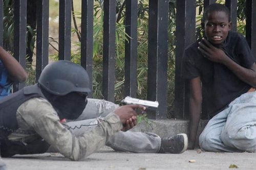 Cảnh sát và quân đội Haiti đấu súng ngay ngoài Phủ Tổng thống