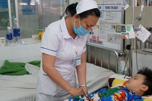 Giật mình nuốt phải 3 viên bi nam châm đồ chơi, cậu bé 6 tuổi thủng dạ dày và ruột