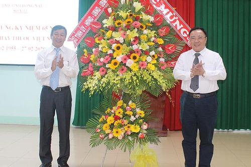 Lãnh đạo tỉnh chúc mừng ngành y tế nhân Ngày Thầy thuốc Việt Nam