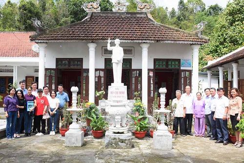 Vượt Trường Sơn thăm nhà thờ Bác