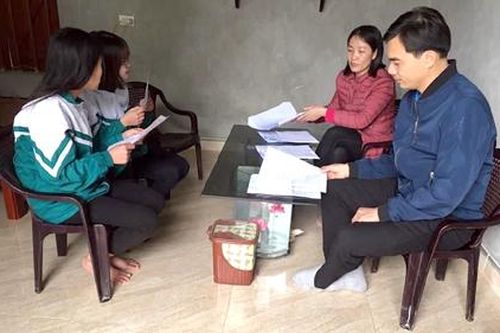 Miệt mài 'cõng' chữ lên non