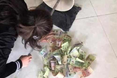 Lau dọn chiếc bình cũ, vợ vô tình tìm thấy 'kho báu bí mật' mà chồng cất giấu bấy lâu