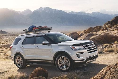 SUV Ford Explorer bất ngờ giảm giá tới 269 triệu đồng