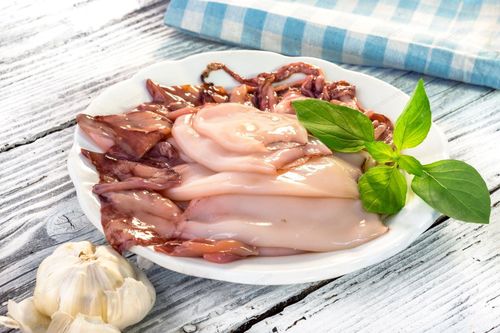 Cách đầu bếp chuyên nghiệp làm sạch mực trước khi chế biến
