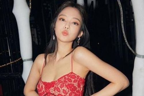 Jennie (Black Pink) gợi cảm với váy ren