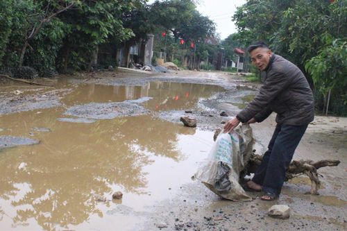Dân rải gốc cây, đá ngăn ôtô tải 'cày nát' đường