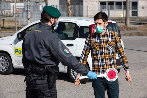 Sợ virus corona, người Italy bịt khẩu trang kín mít trong mùa lễ hội