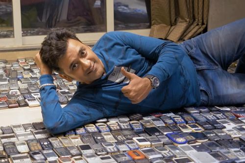 Người đàn ông sở hữu bộ sưu tập 2.371 điện thoại di động