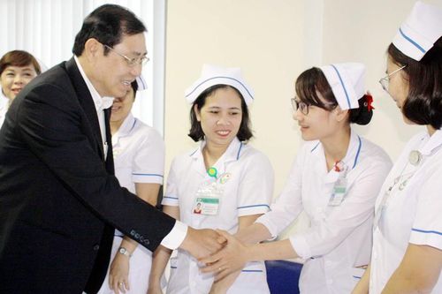 Chủ tịch UBND TP Đà Nẵng thăm các cơ sở y tế