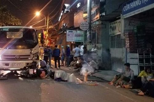 Xe máy chở 3 tông trực diện vào xe tải, 3 người thương vong