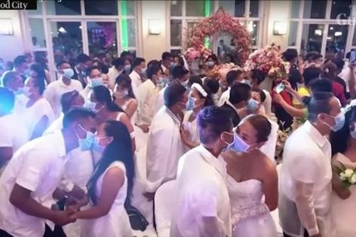 Hàng trăm cặp vợ chồng hôn nhau qua khẩu trang phòng Covid-19