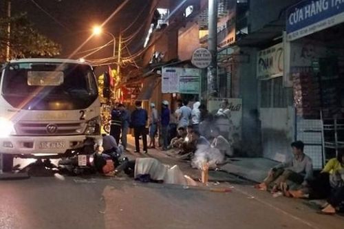Va chạm với ô tô tải, 3 người đi xe máy thương vong