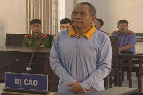 Gã cha dượng giở trò đồi bại với con gái riêng của vợ