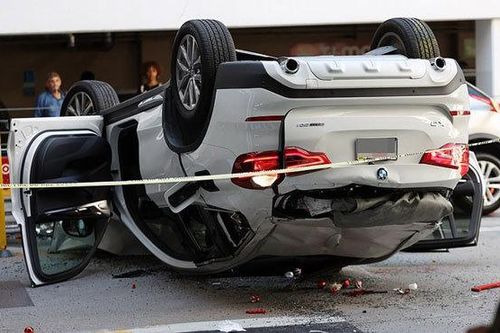 BMW lao từ tầng 3 xuống đất, tài xế nhập viện