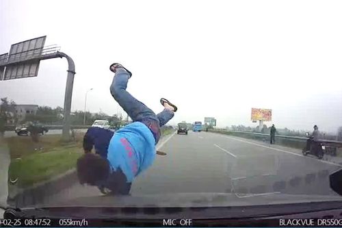 Hà Nội: Bị ô tô đâm hất tung vì băng tắt ngang cao tốc