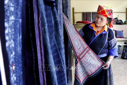 Bảo tồn nghề dệt thổ cẩm của đồng bào Mông ở huyện Mù Cang Chải