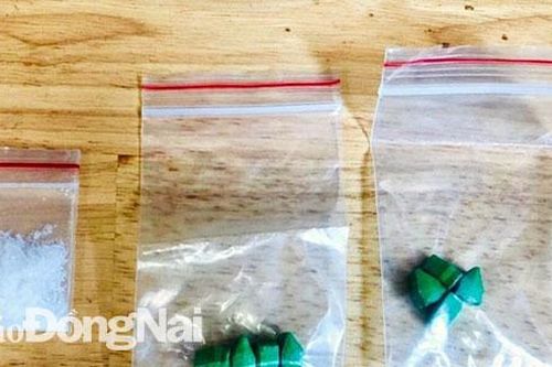 Tạm giữ 2 đối tượng mua bán ma túy