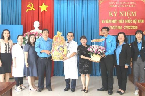 Liên đoàn Lao động tỉnh Khánh Hòa thăm, chúc mừng 6 đơn vị y tế