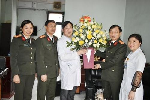 Thăm, chúc mừng ngày thầy thuốc Việt Nam 27/2