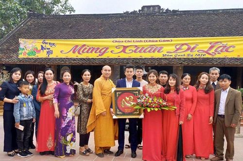 Đôi bạn trẻ làm lễ hằng thuận tại chùa Chí Linh