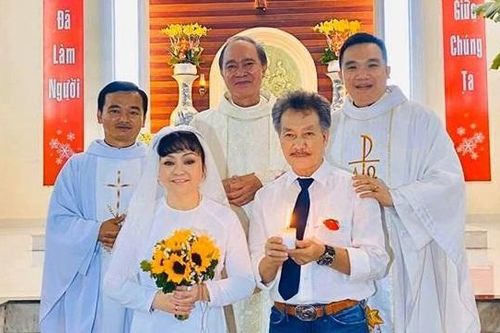Danh ca Hương Lan rạng rỡ bên chồng trong lễ cưới ở nhà thờ