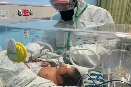 Bé gái 17 ngày tuổi nhiễm Covid-19 phục hồi kì diệu, không cần điều trị