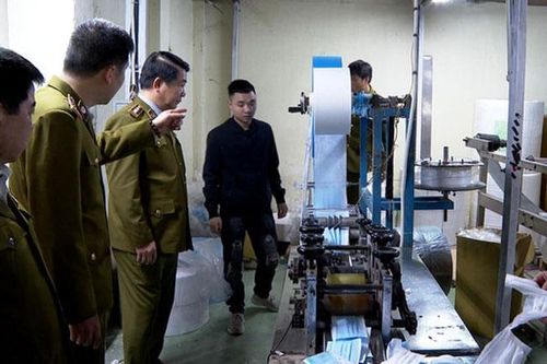 Đề nghị xử lý hình sự doanh nghiệp dùng giấy vệ sinh sản xuất khẩu trang