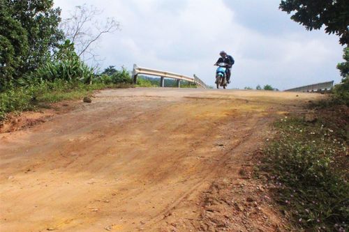 Cầu 30 tỷ xây xong 6 năm không có đường dẫn