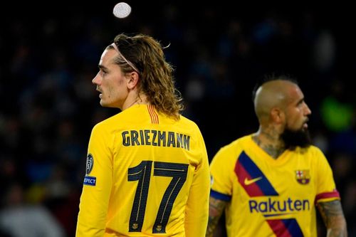 'Hòa Napoli - cái tát của Busquets vào mặt Abidal'