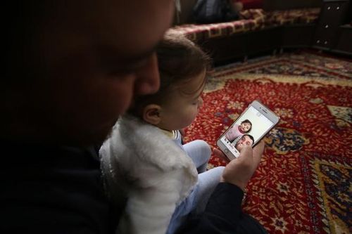 Người cha Syria dạy con gái cười khi có bom rơi