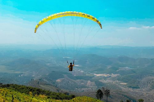 Đình chỉ tour dù lượn 'chui' trên đồi Con Ó
