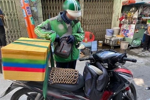 Nghề shipper 'cá kiếm' mùa dịch