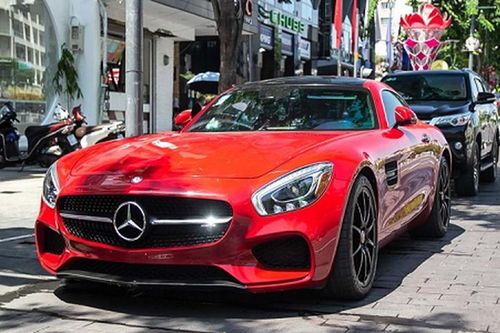 Mercedes-AMG GT-S hơn 9 tỷ, 'màu độc' trên phố Sài Gòn