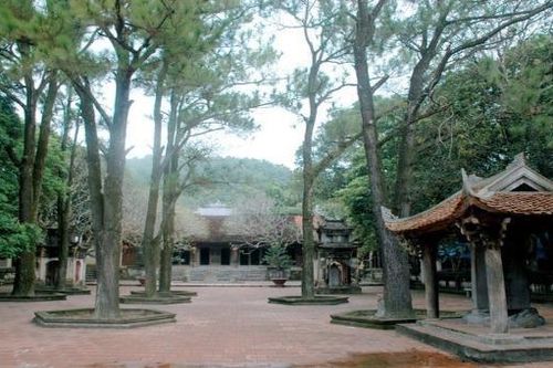 Tấm bia thiêng mang ngự bút của vua Trần