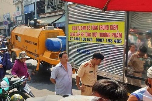 Lao xe máy lên vỉa hè bất thành, nữ sinh bị xe trộn bê tông cán tử vong