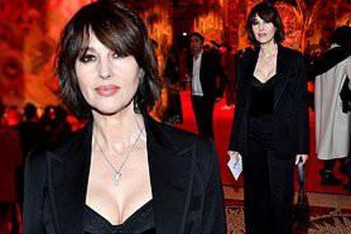 Biểu tượng gợi cảm Monica Bellucci 'lấp ló' ngực đầy