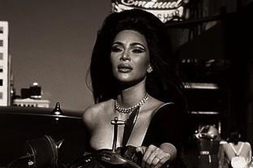 Kim Kardashian ngực đầy nóng bỏng cưỡi mô tô cực chất