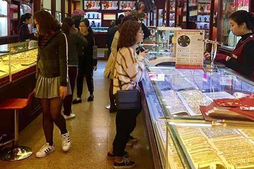 Nhà đầu tư chốt lời, giá vàng hôm nay đi xuống
